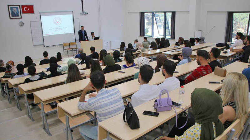 Üniversite öğrencilerine sosyal hizmet uygulamaları semineri