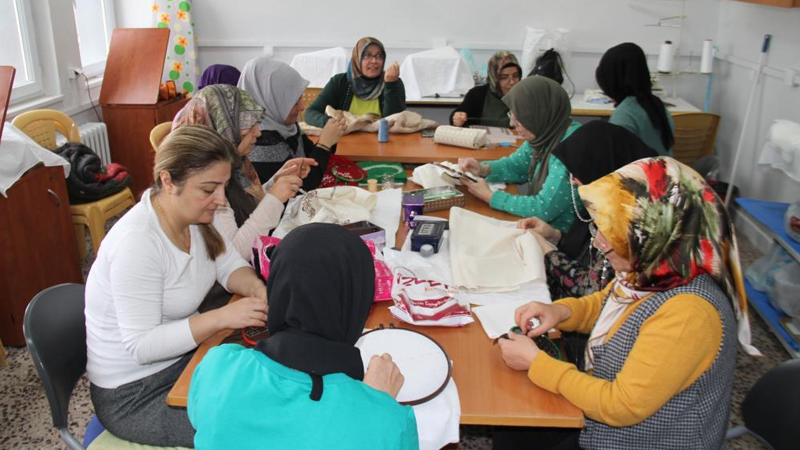 Kadınlar, Halk Eğitim Merkezi'ndeki kurslarda hem sosyalleşiyor hem de öğreniyor