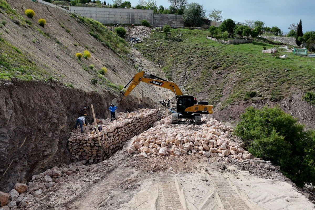 Elazığ'da Kurban Bayramı Öncesinde, Mezarlıklarda Temizlik Çalışmaları Sürüyor