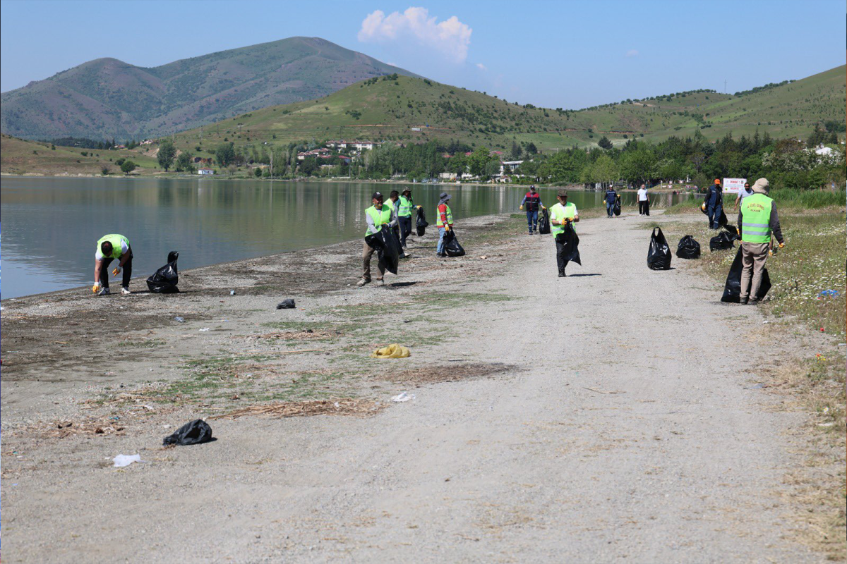 Hazar Gölü’nde 12 Ton Atık Toplandı