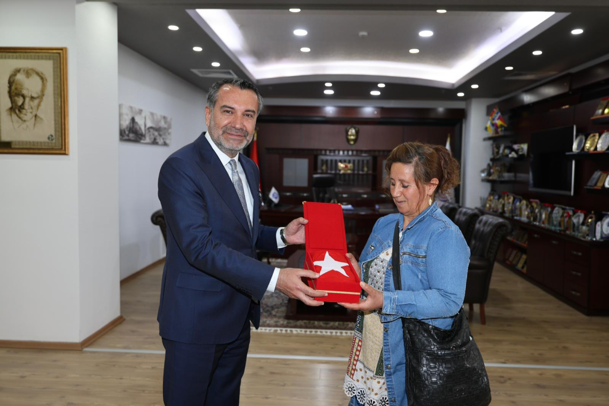 Halk Otobüsündeki Bayrağı Silen Kadına Başkan Şerifoğulları'ndan Anlamlı Hediye