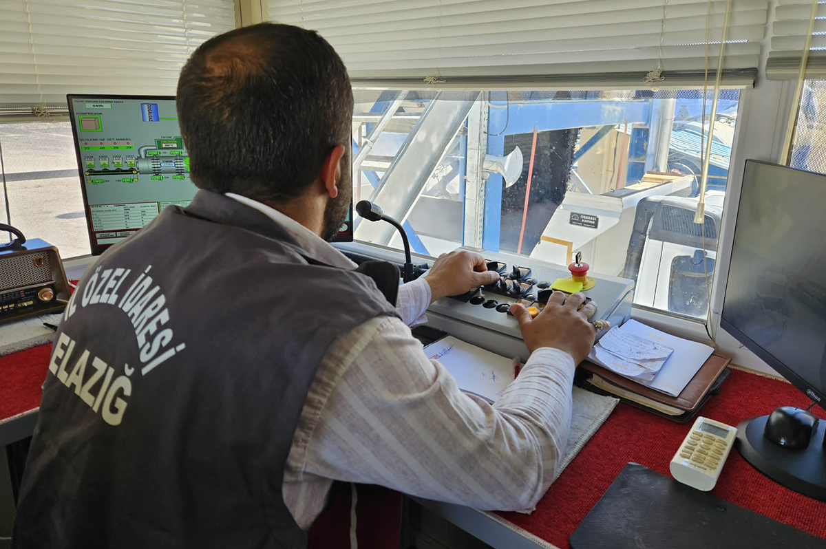 Elazığ'ın Asfalt Üssü Durmadan Üretiyor
