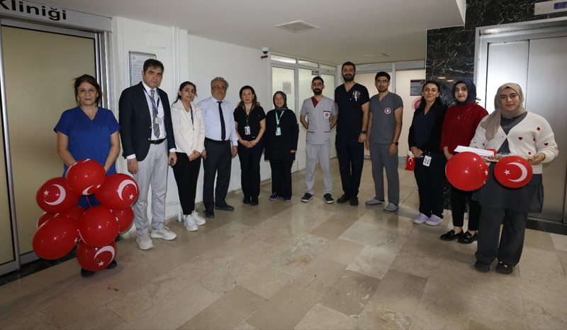FIRAT ÜNİVERSİTESİ HASTANESİ YÖNETİMİNDEN MİNİK HASTALARA 29 EKİM ZİYARETİ